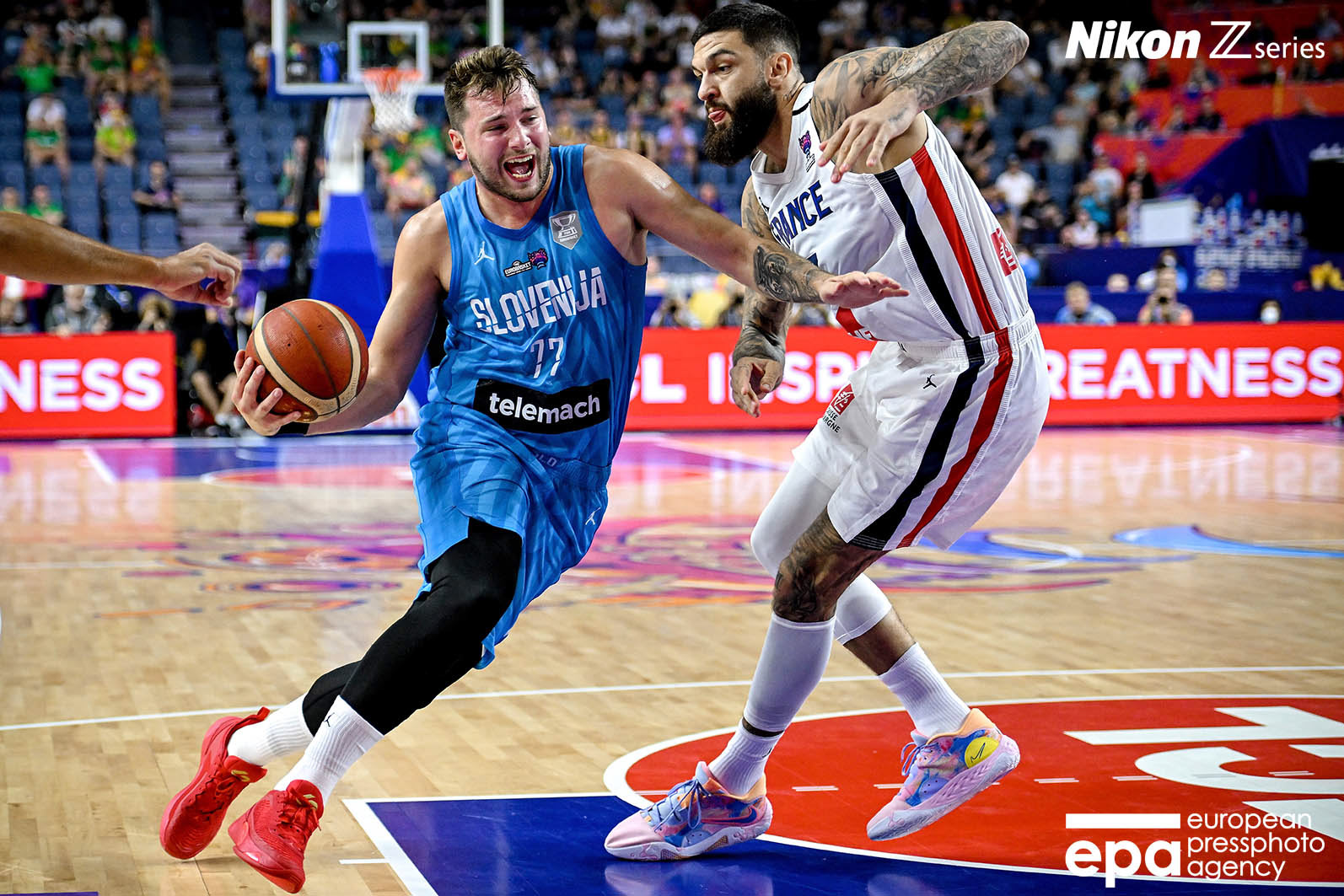 Luka Doncic of Slovenia (L) in action against Vincent Poirier of France (R) during the FIBA EuroBasket 2022 group B stage match between France and Slovenia in Cologne, Germany, 07 September 2022.
