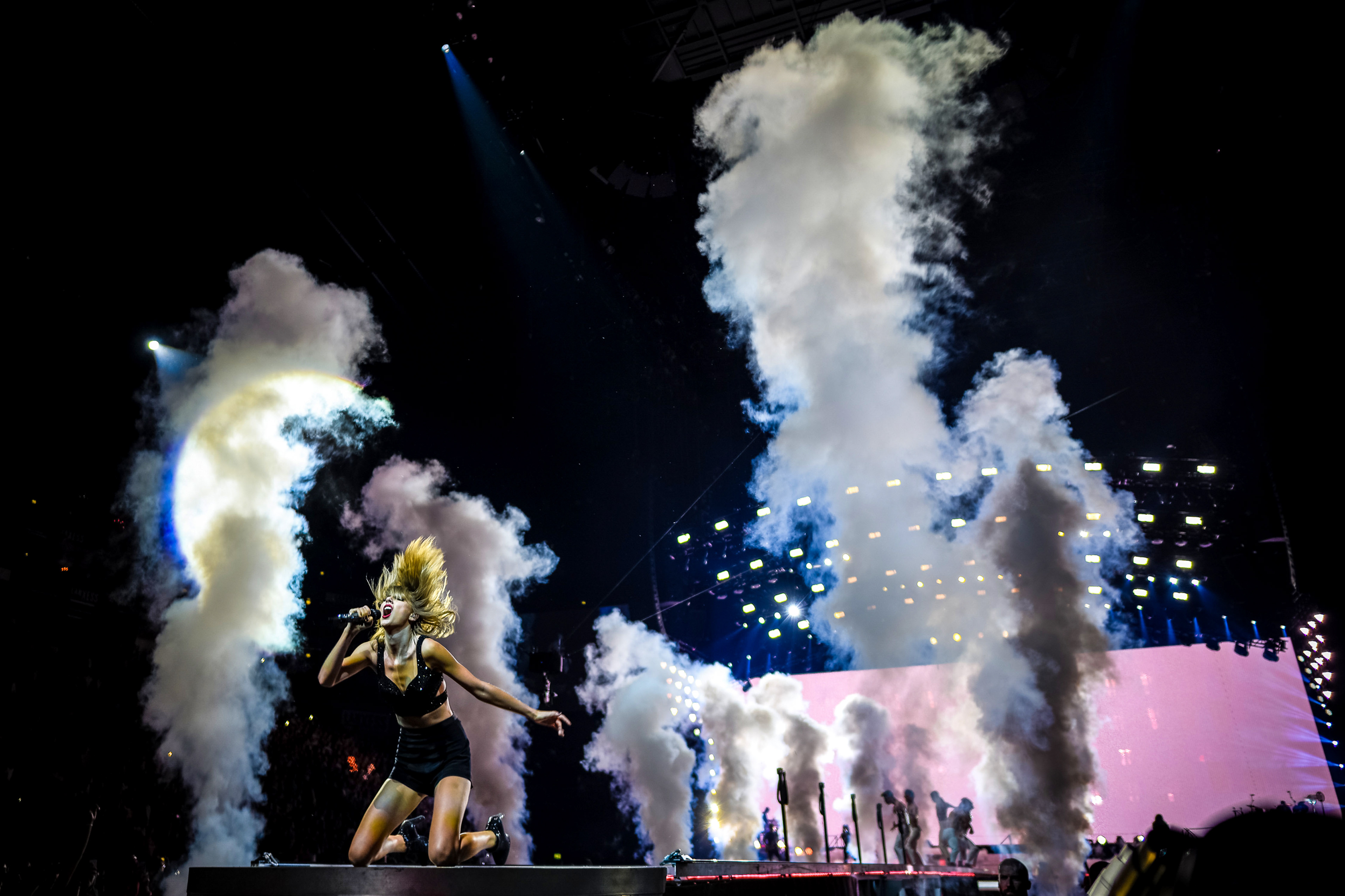 Taylor Swift performs on stage during 'The 1989 World Tour' at Lanxess Arena in Cologne, Germany, 30 June 2015. (Photo by Sascha Steinbach/Getty Images For Taylor Swift)