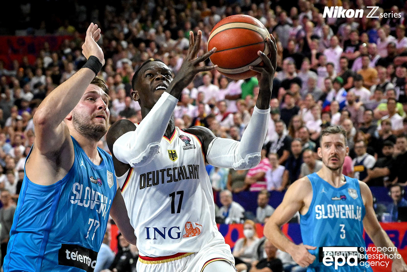 Dennis Schroeder of Germany (C) in action against Luka Doncic of Slovenia (L) during the FIBA EuroBasket 2022 group B stage match between Germany and Slovenia in Cologne, Germany, 06 September 2022.
