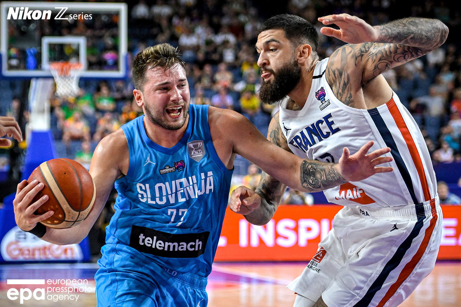 Luka Doncic of Slovenia (L) in action against Vincent Poirier of France (R) during the FIBA EuroBasket 2022 group B stage match between France and Slovenia in Cologne, Germany, 07 September 2022.