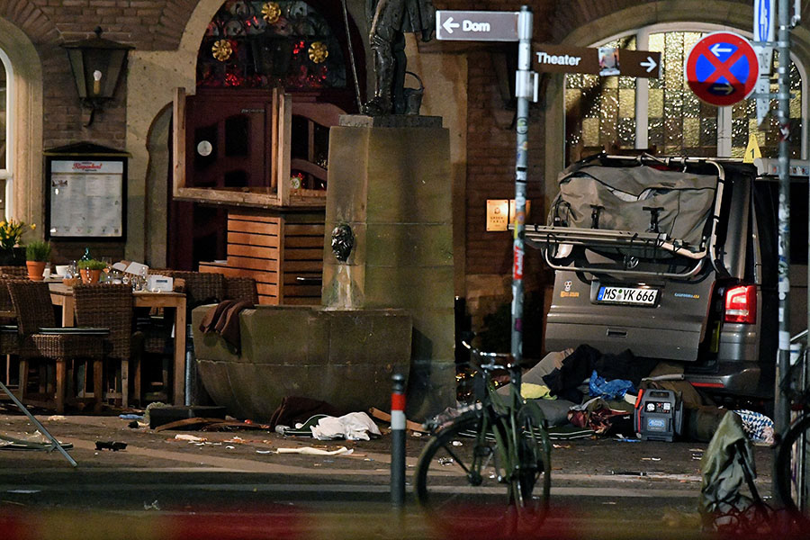 Members of the state office of criminal investigation in North Rhine-Westphalia are seen at the crime scene in the inner city of Muenster, Germany, 08 April 2018. According to the police, a man drove a van into a crowd of people in the city of Muenster, western Germany, and then killed himself on 07 April. (Photo by Sascha Steinbach/epa)