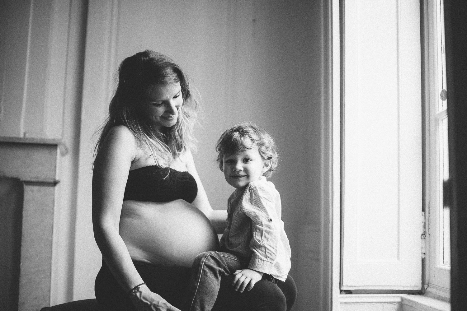 Photo femme enceinte grand frère noir et blanc Lyon