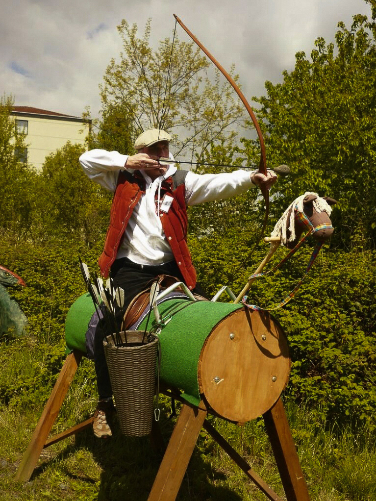 Berittenes Bogenschiessen einmal anders