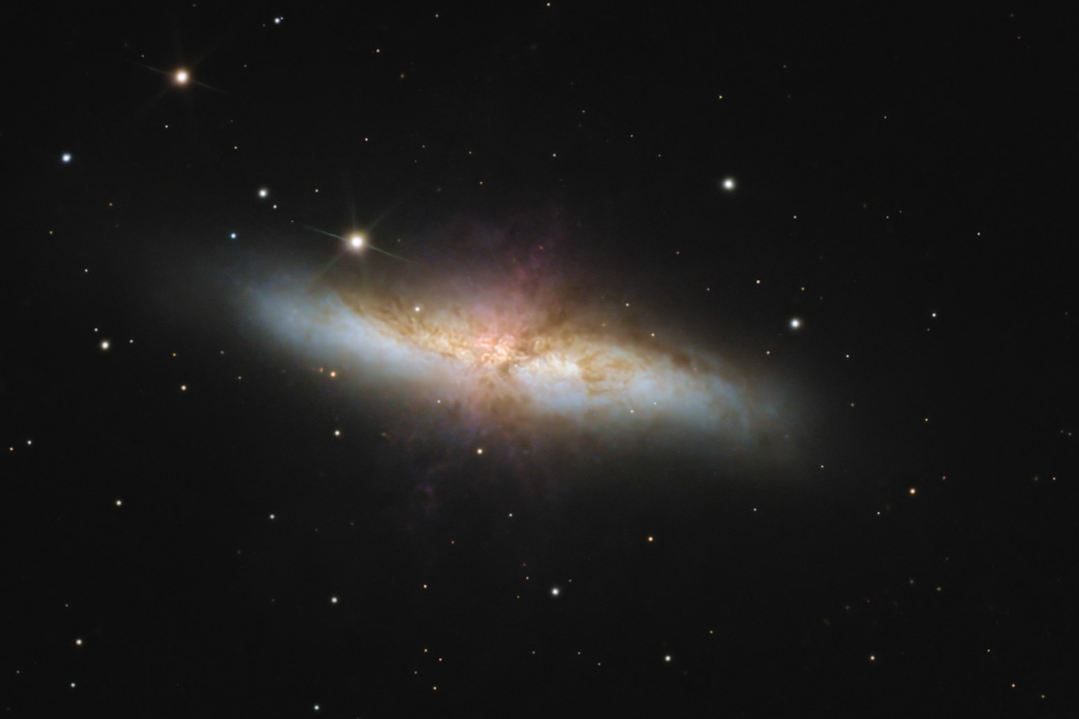 M82 crée de très nombreuses étoiles
