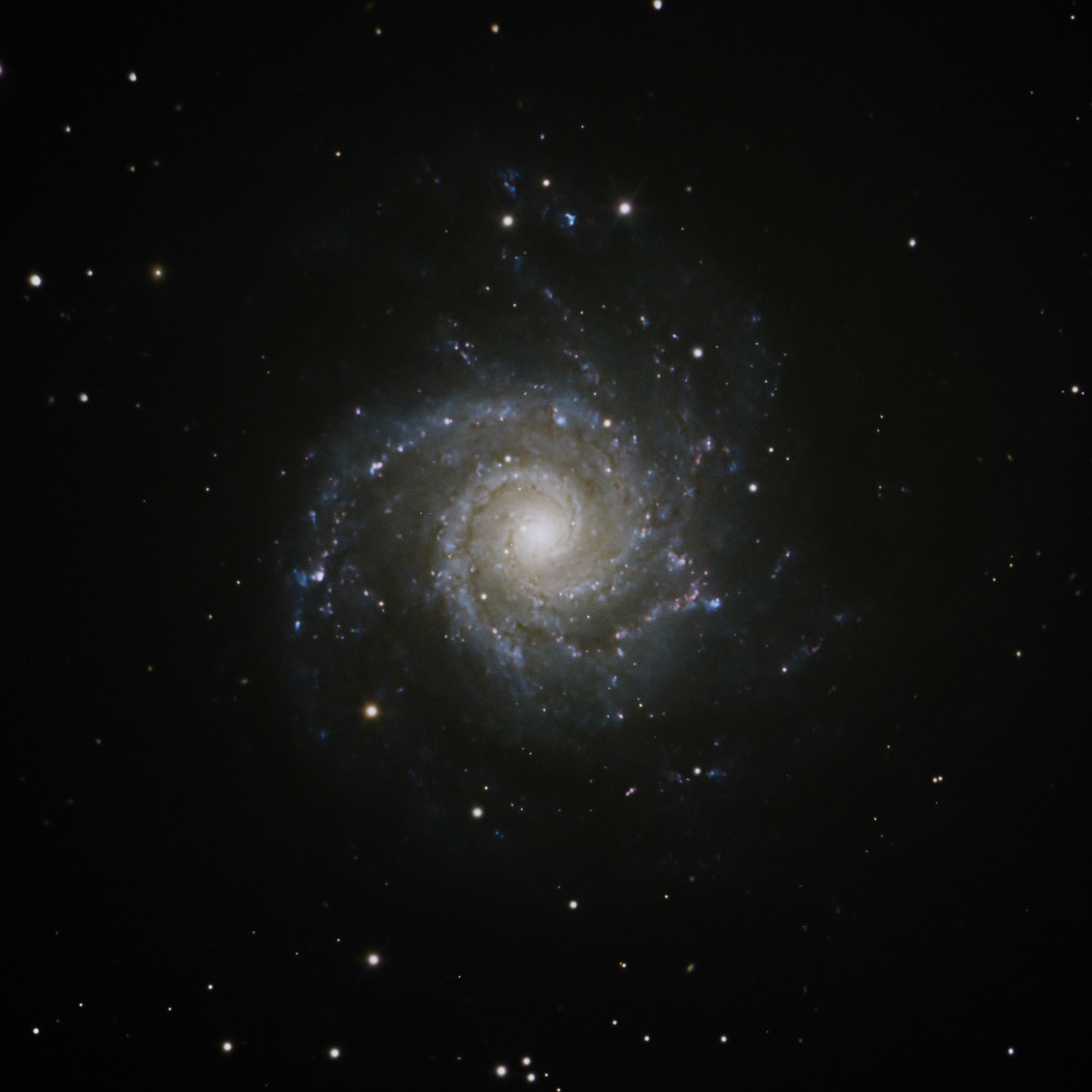La galaxie du fantome M74 est faiblement brillante 