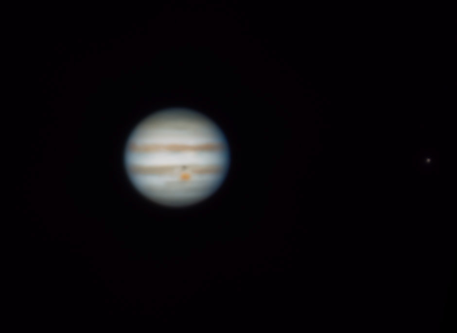 Jupiter et l'ombre de Io sur au dessus de la grande tâche rouge