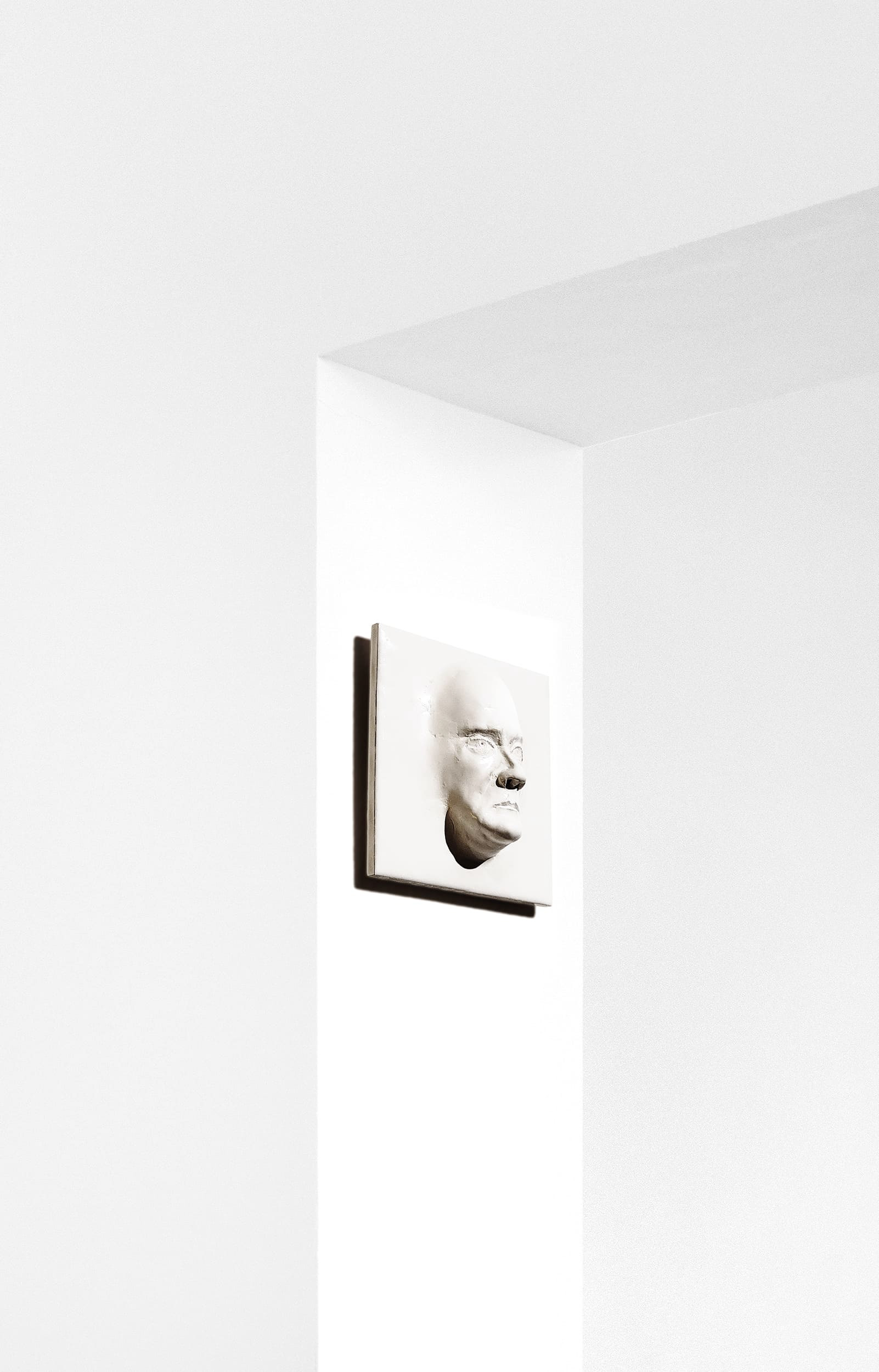 Auto Mat :  auto portrait. Sculpture murale  - argile auto durcissante , Laque. 10 x 10 x 4 cm, poids 160 g. Couleur blanc - rendu brillant.