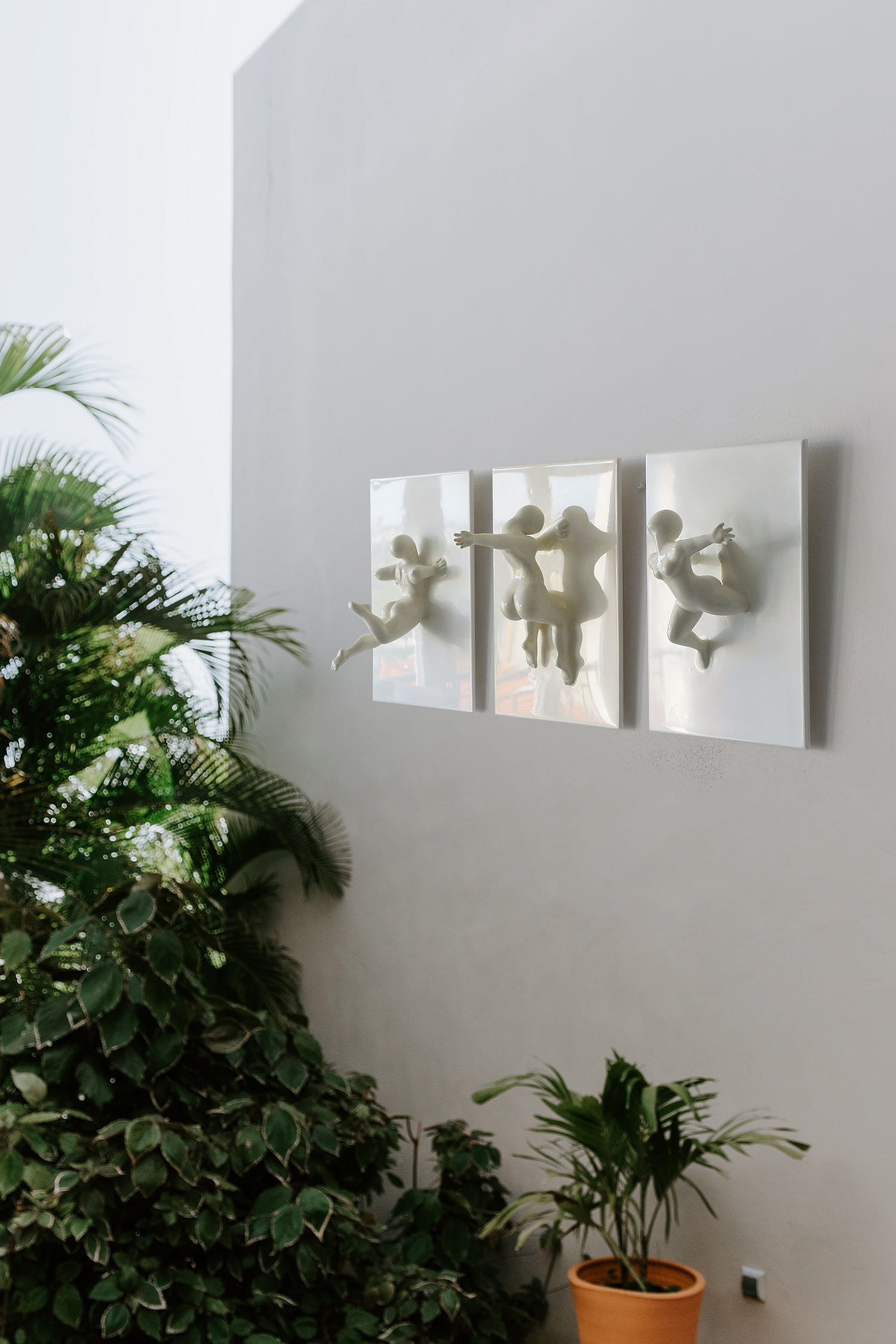 Saper Li Popette : triptyque argile - plâtre synthétique - résine - styroglass, 32 x 20 x 16 cm par sujet