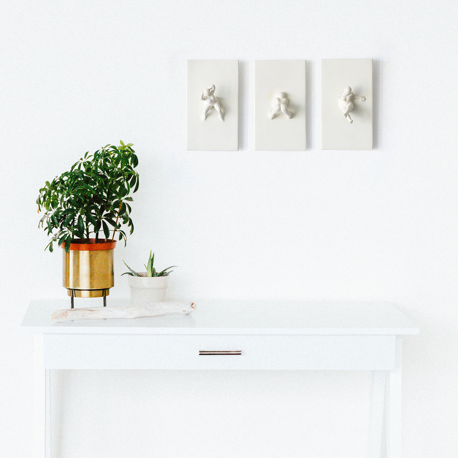 Sha ! Bah ! Dah ! : triptyque argile - plâtre synthétique - résine - styroglass, 19 x 11 x 6 cm par sujet