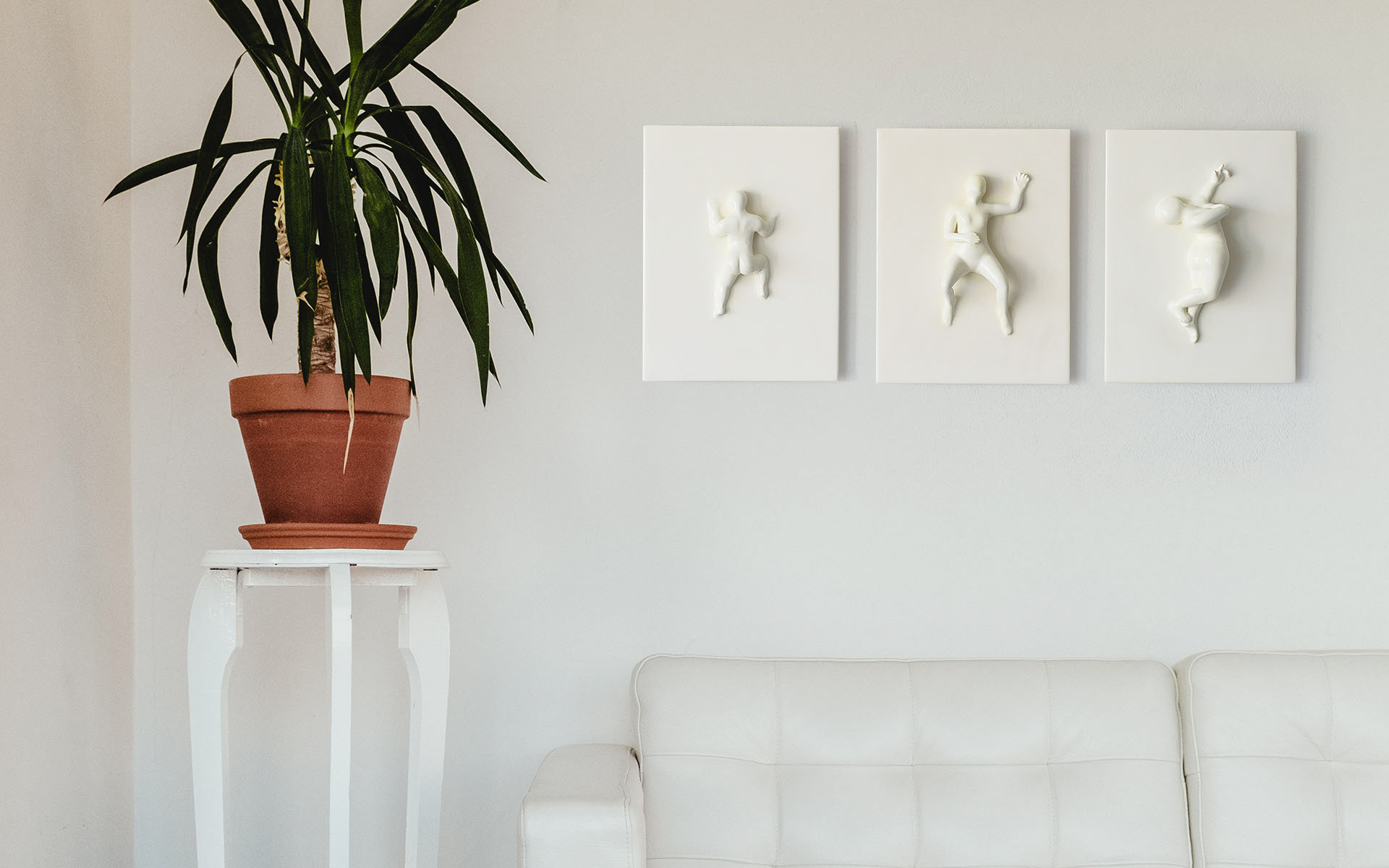 3 2 1 : triptyque argile - plâtre synthétique - résine - styroglass, 25 x 20 x 7 cm par sujet