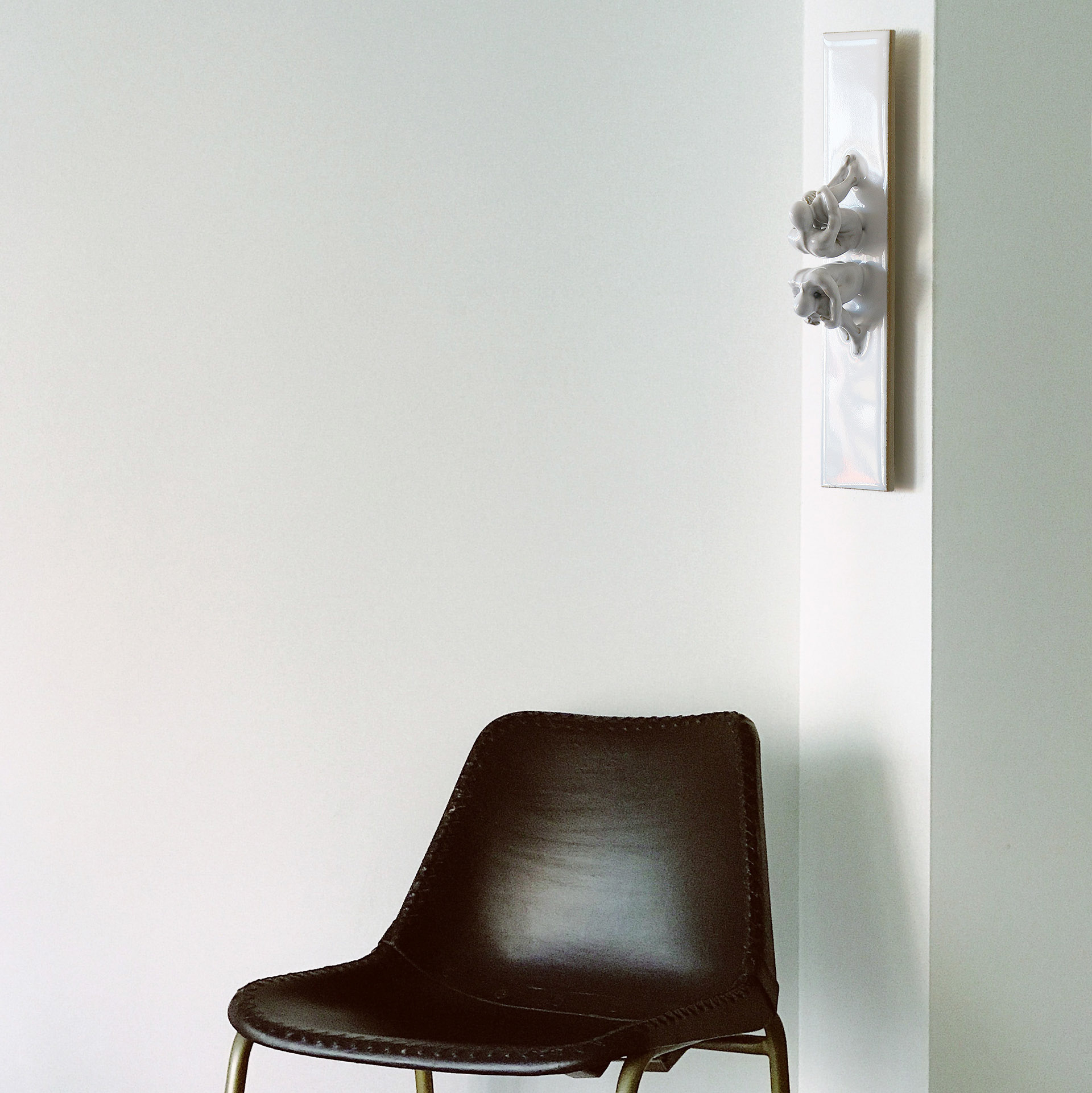 Sculpture murale unique en céramique, épaisseur de la plaque 1 cm environs - grès Colette cuisson biscuit - émail blanc cuisson haute température. Couleur blanc - rendu brillant.