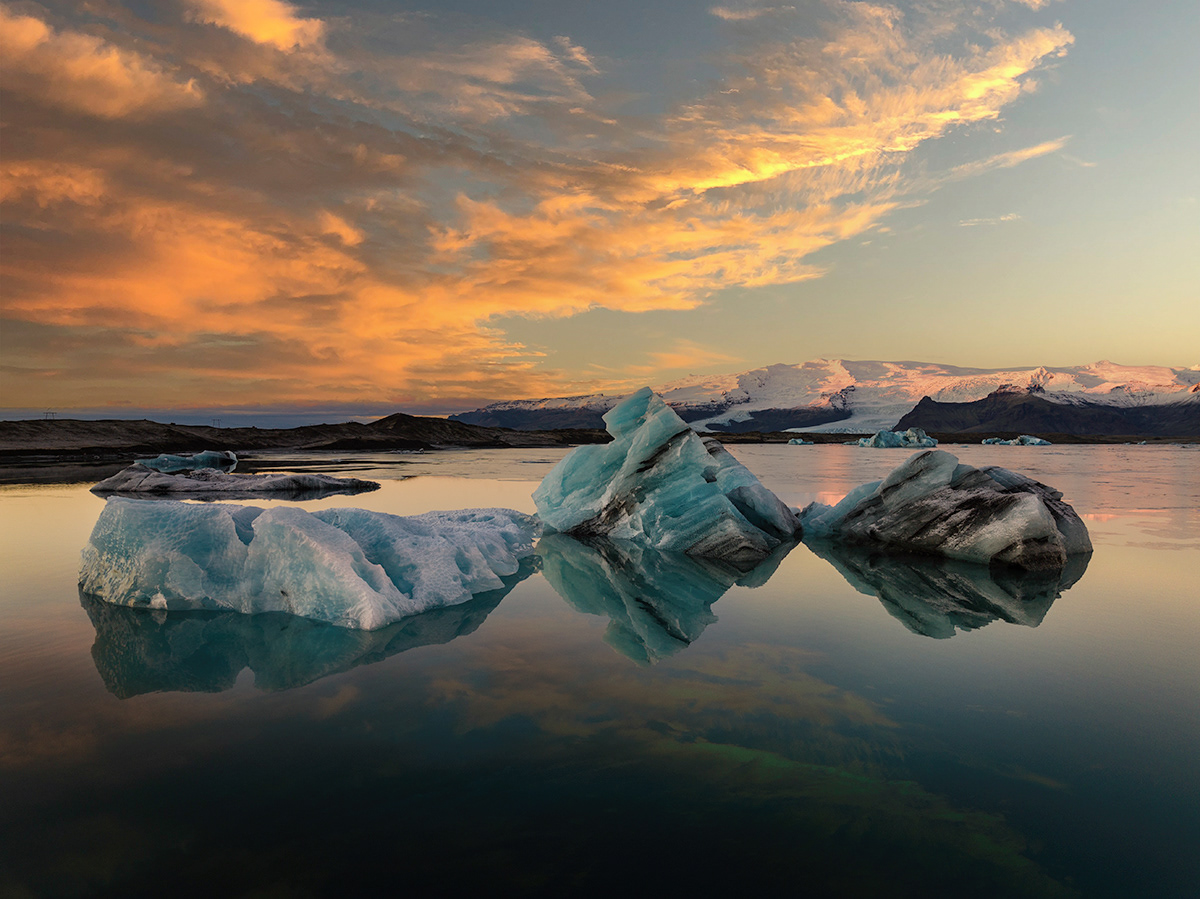 Sunny icebergs