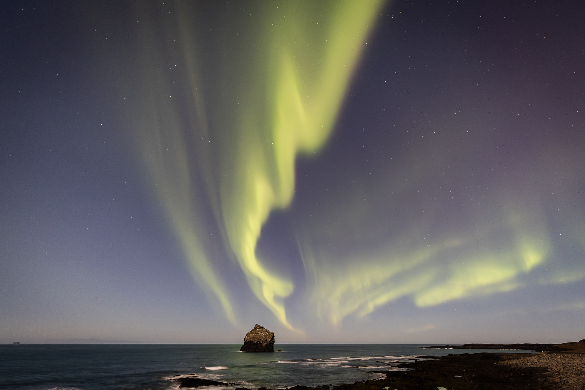 Aurora at the rock "Karlinn"