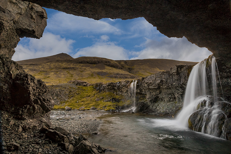 Skútafoss cave