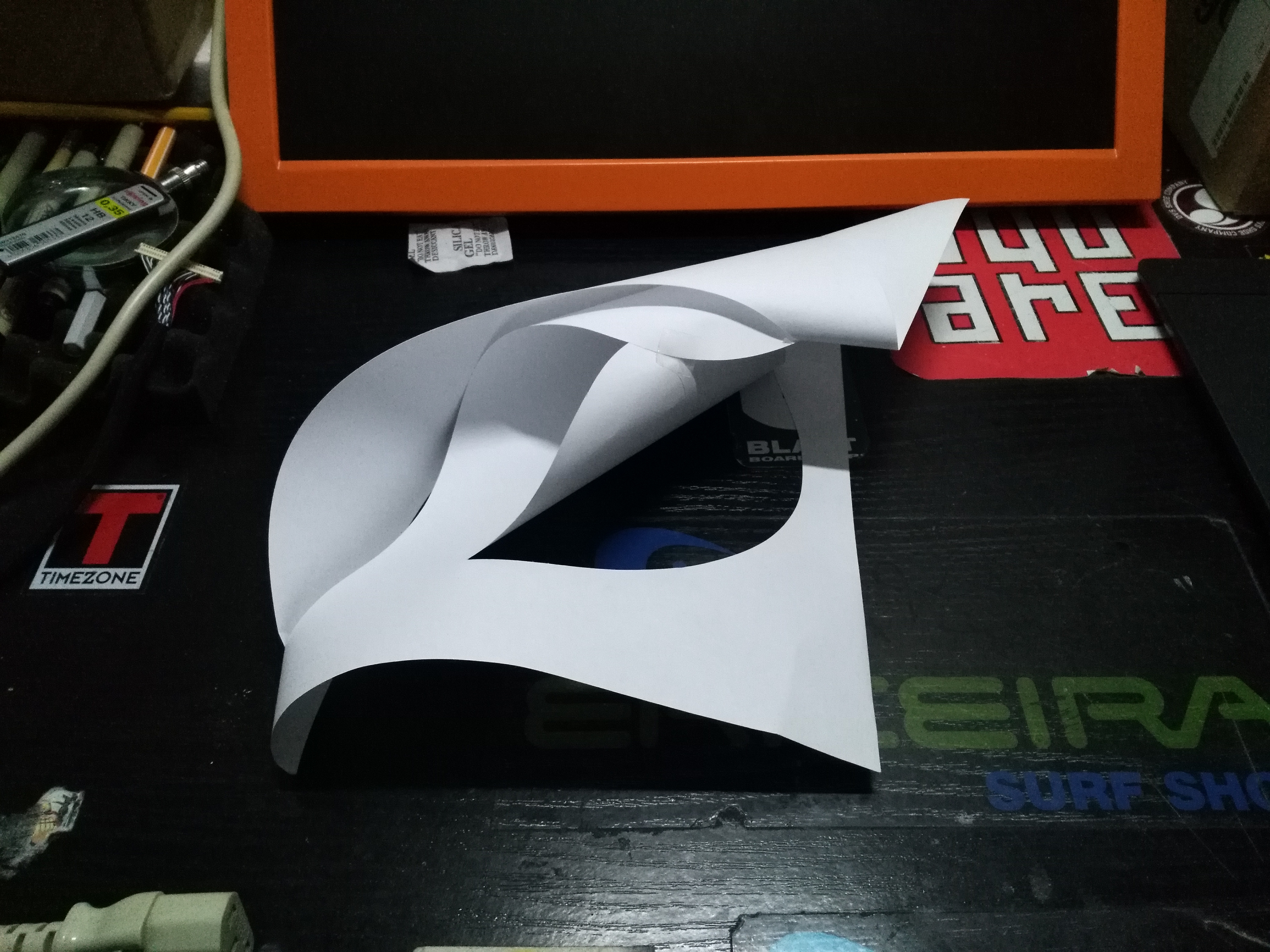 Form exploration through random cuts on a paper sheet