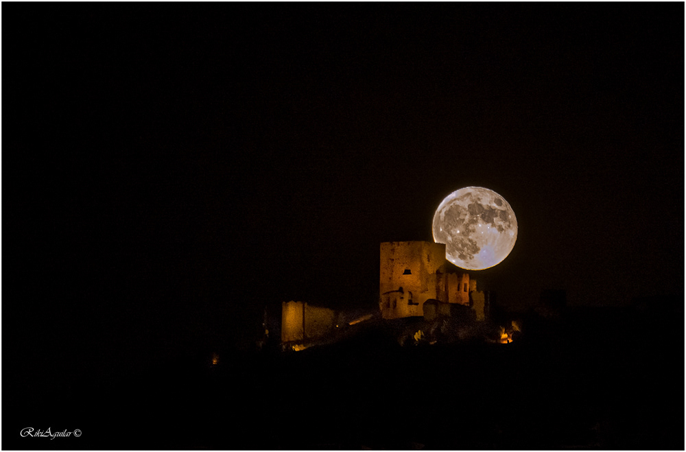 Luna en el castillo de la Estrella. Teba. Málaga.