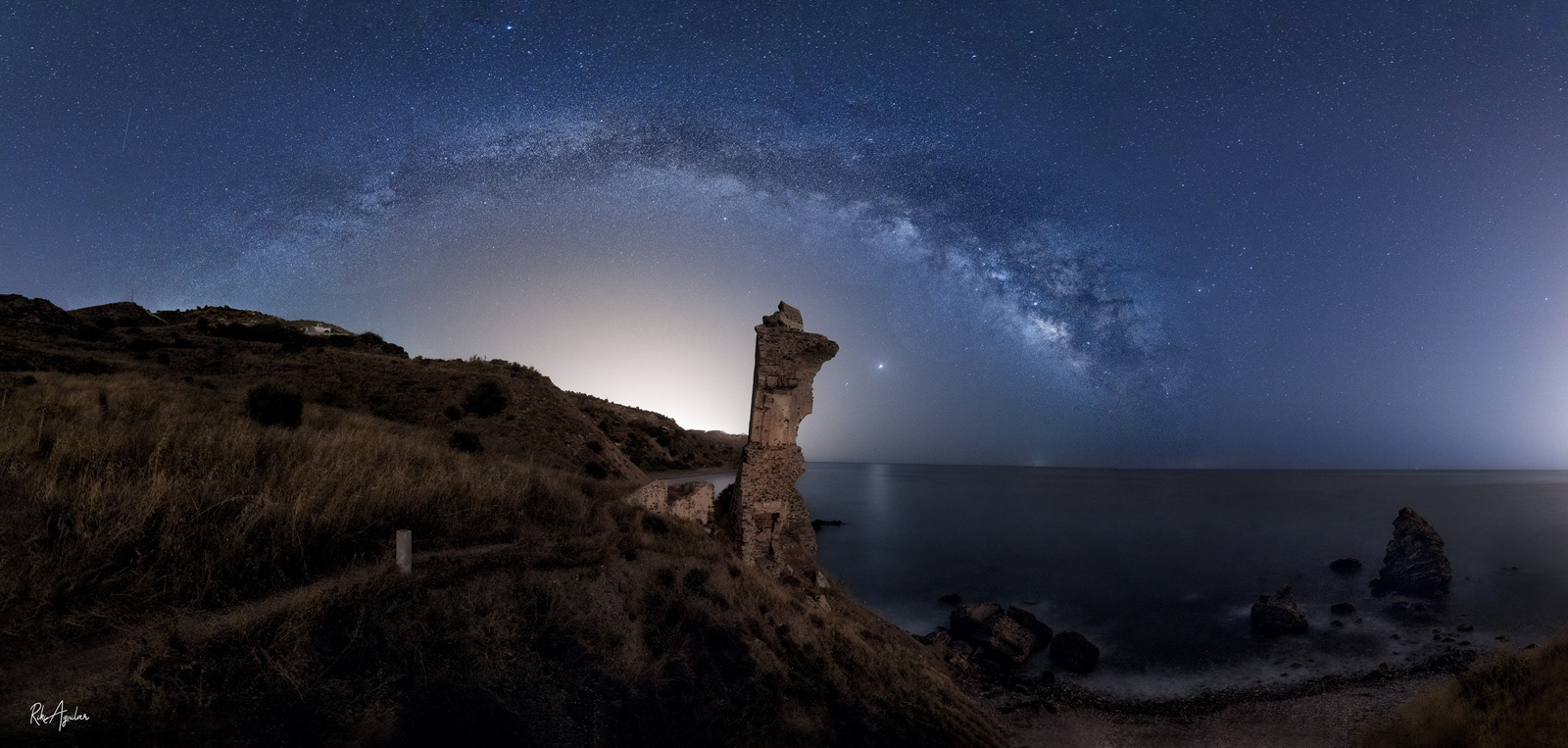 Torre vigía caída en playa del Molino de Papel, Maro; Málaga.