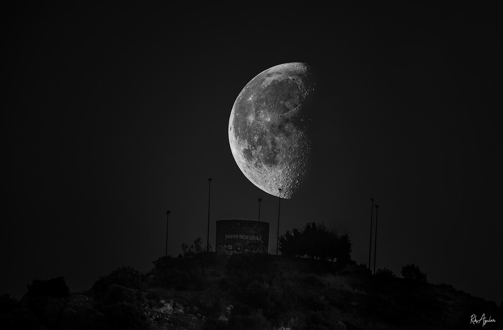 Luna gibosa menguante sobre Málaga