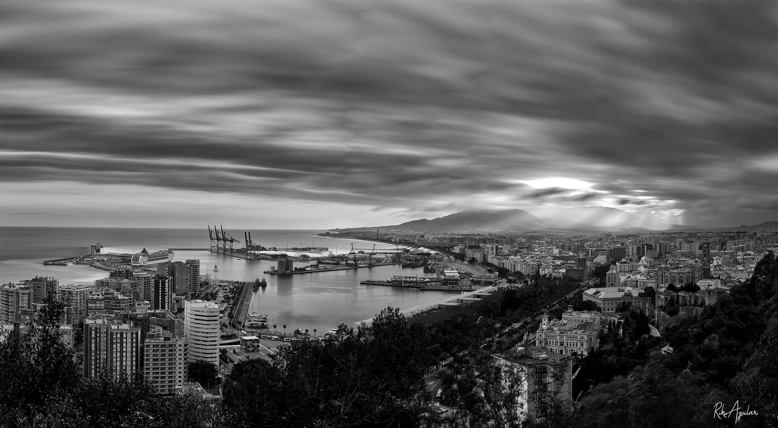 Vista de Málaga desde el Parador de Gibralfaro. LED