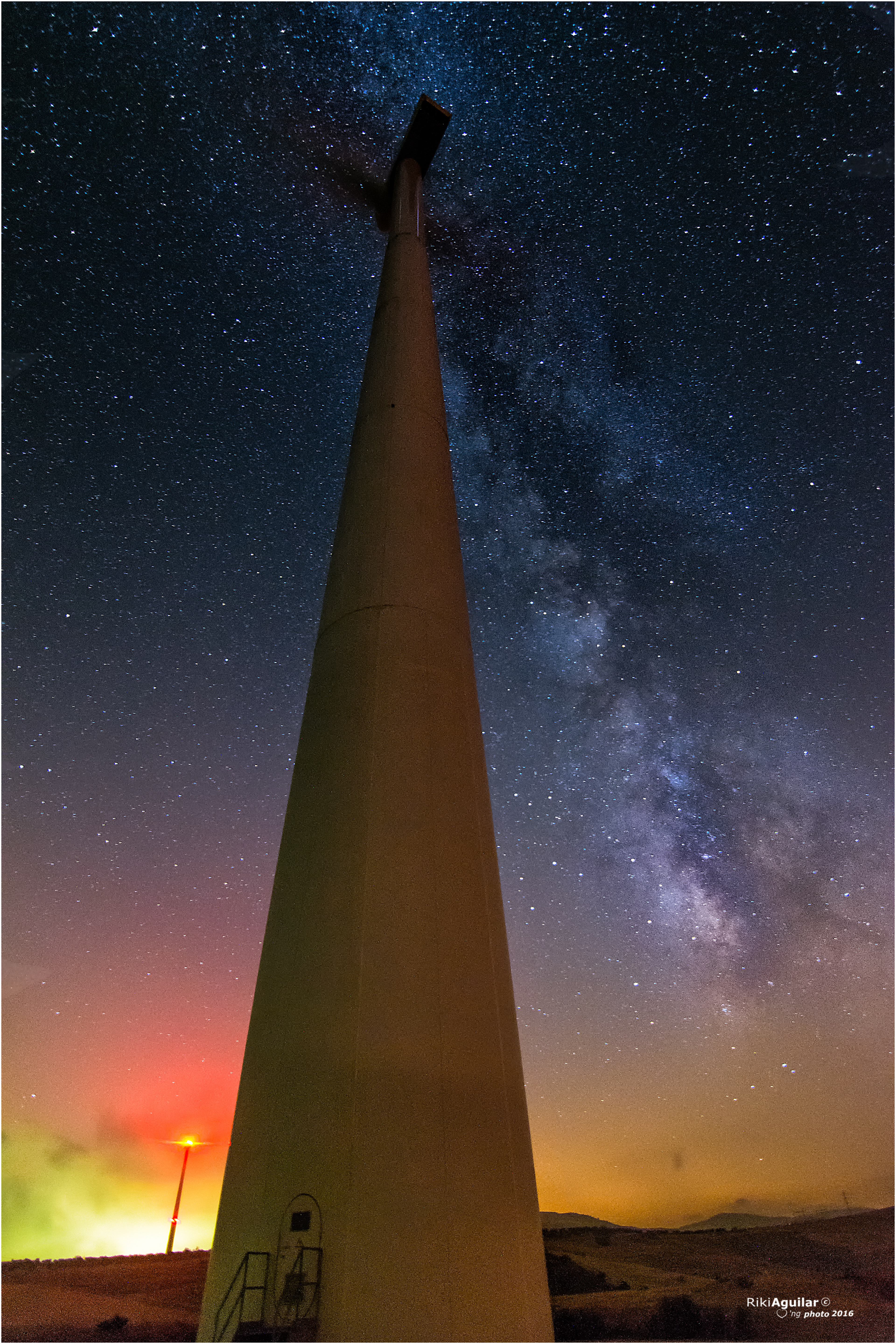 Aerogenerador y Vía Láctea