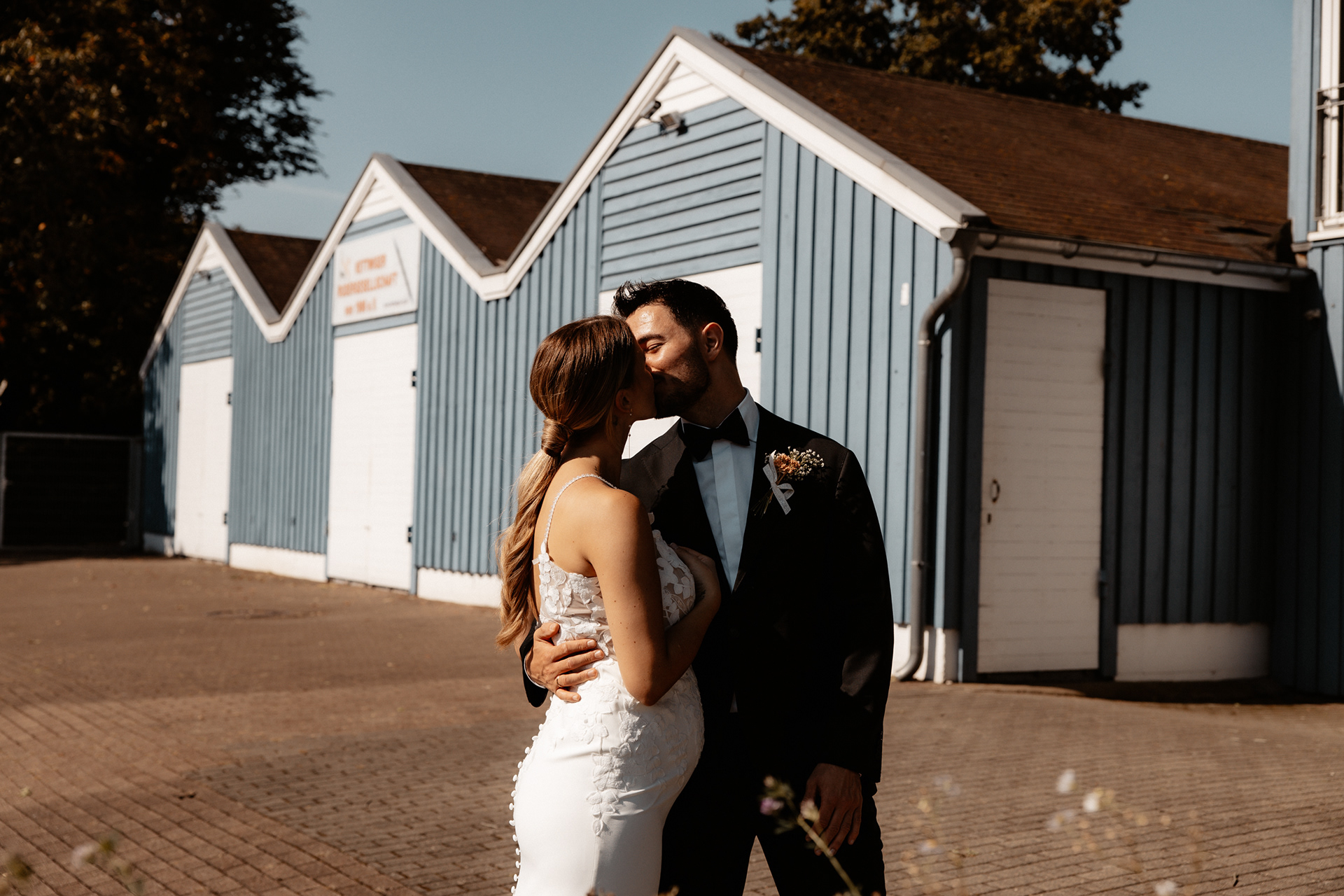 Das Brautpaar küsst sich 