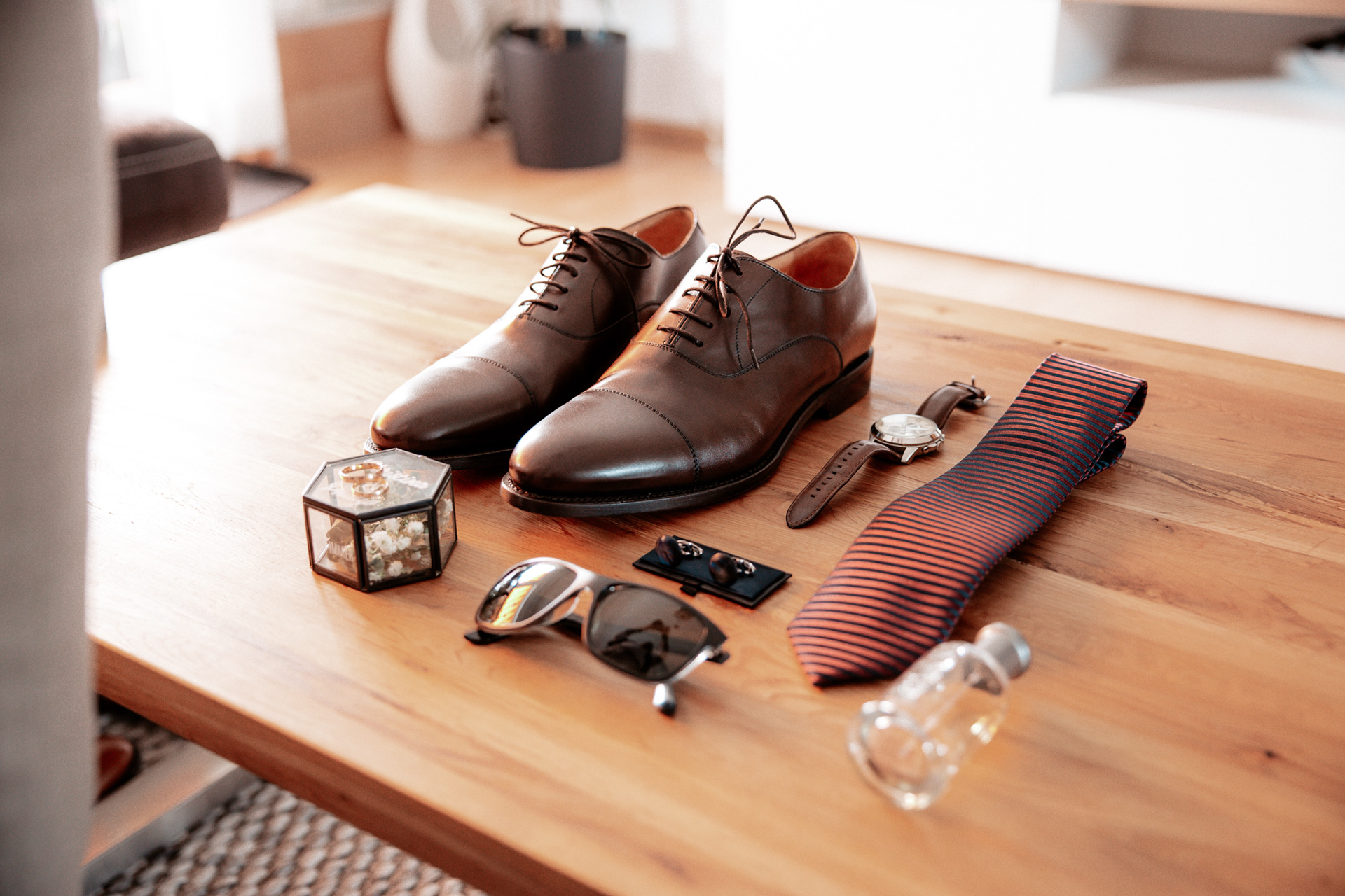 Hochzeitsdetails von Phillip – Stilvolle Accessoires des Bräutigams mit eleganten Lederschuhen, Krawatte, Uhr und Manschettenknöpfen. Hochzeitsvorbereitungen in NRW.