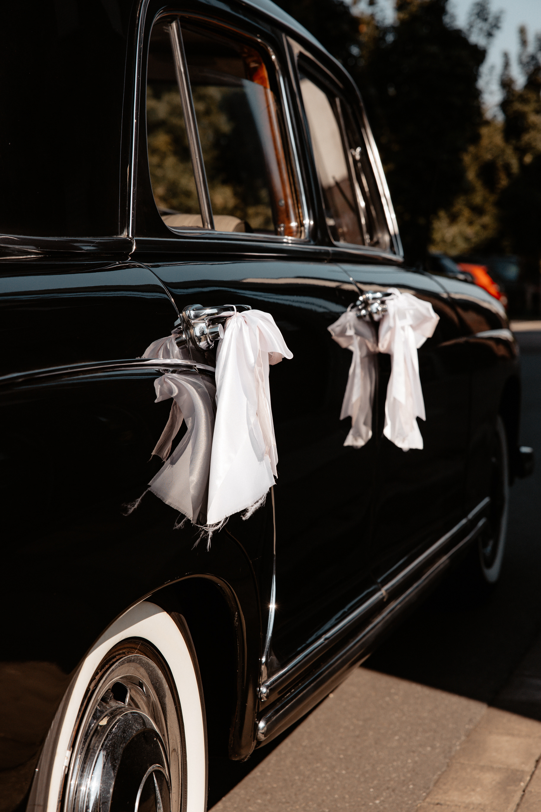 Detailaufnahme des klassischer schwarzer Mercedes Oldtimer.