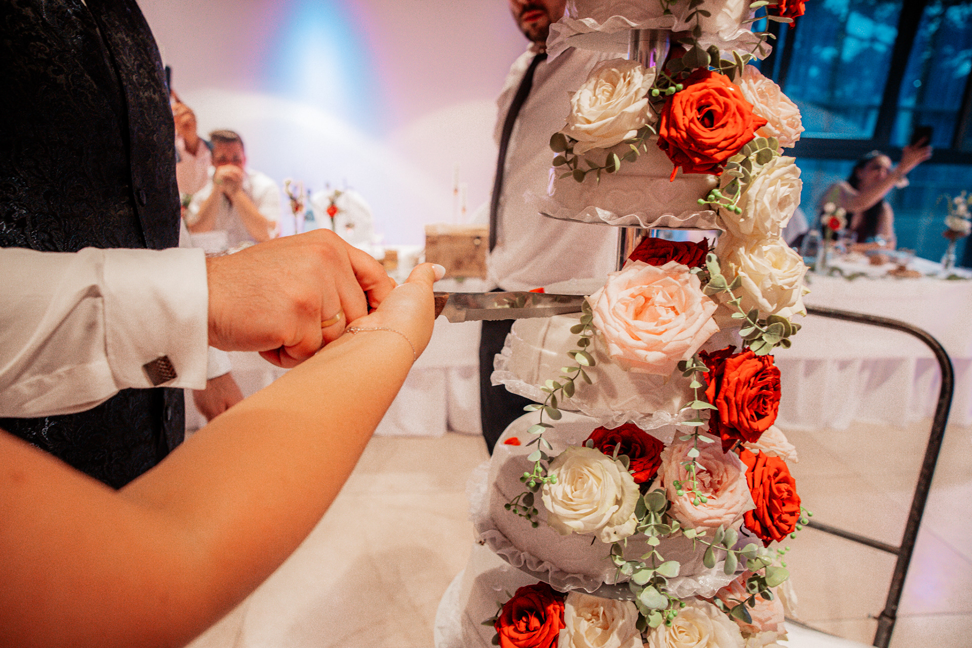 Denise und Michael schneiden ihre Hochzeitstorte an in der Europahalle Castrop-Rauxel.
