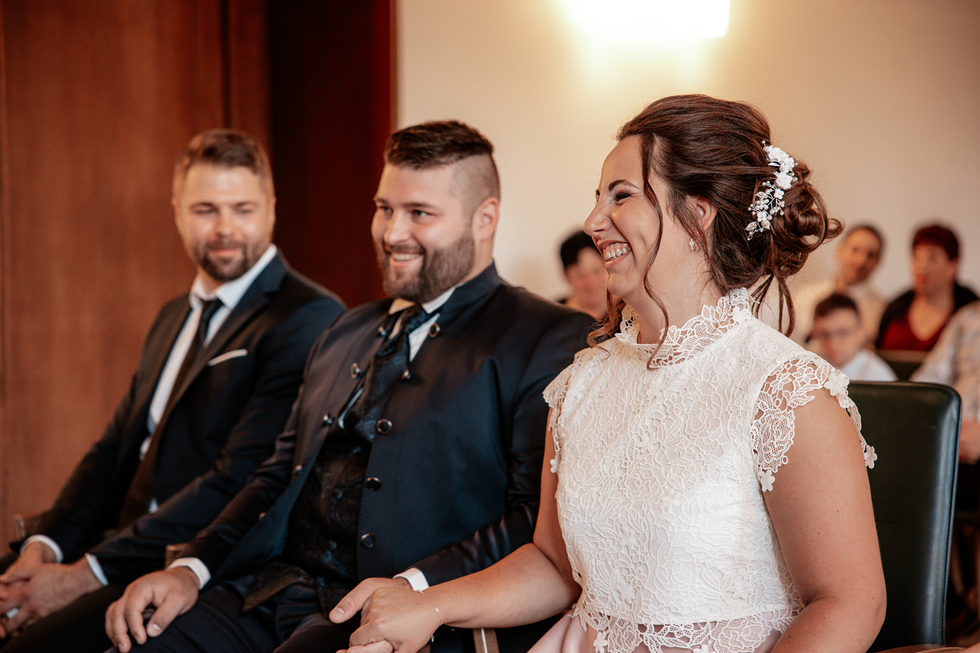 Standesamtliche Trauung von Denise und Michael in Dortmund. Die Braut strahlt in einem stilvollen weißen Kleid, während der Bräutigam sie liebevoll ansieht.
