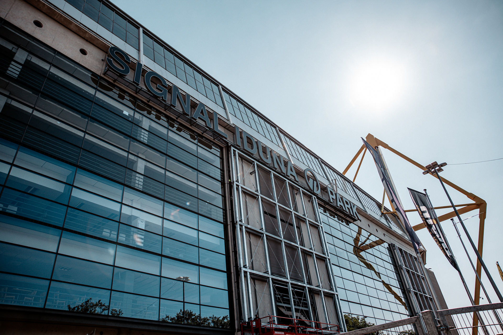 Detailaufnahme der Glasfassade des Signal Iduna Parks, die das Licht reflektiert, Teil des Hochzeits-Shootings.