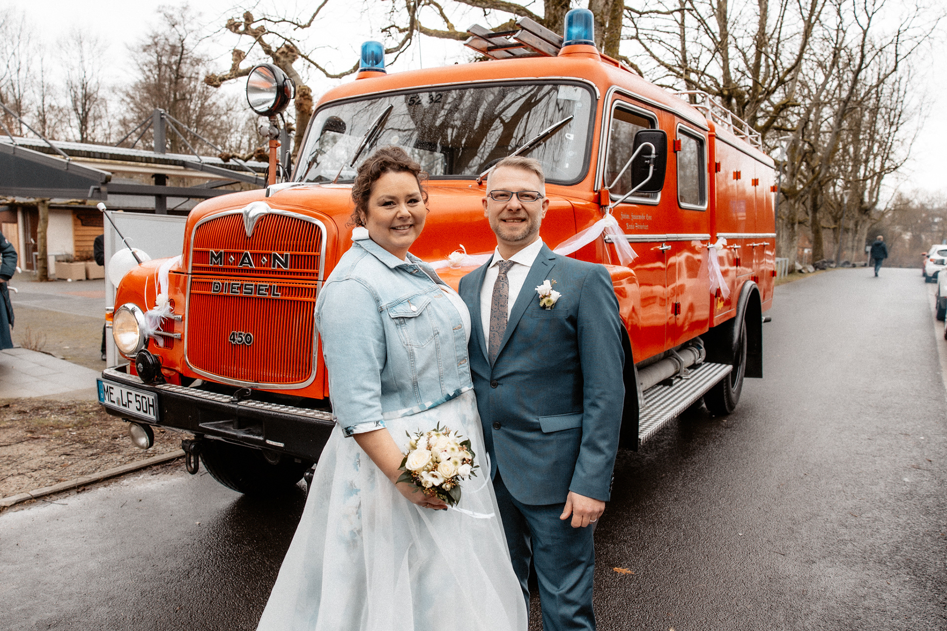Hochzeitsfoto mit MAN-Feuerwehrwagen von Claudia und Sven