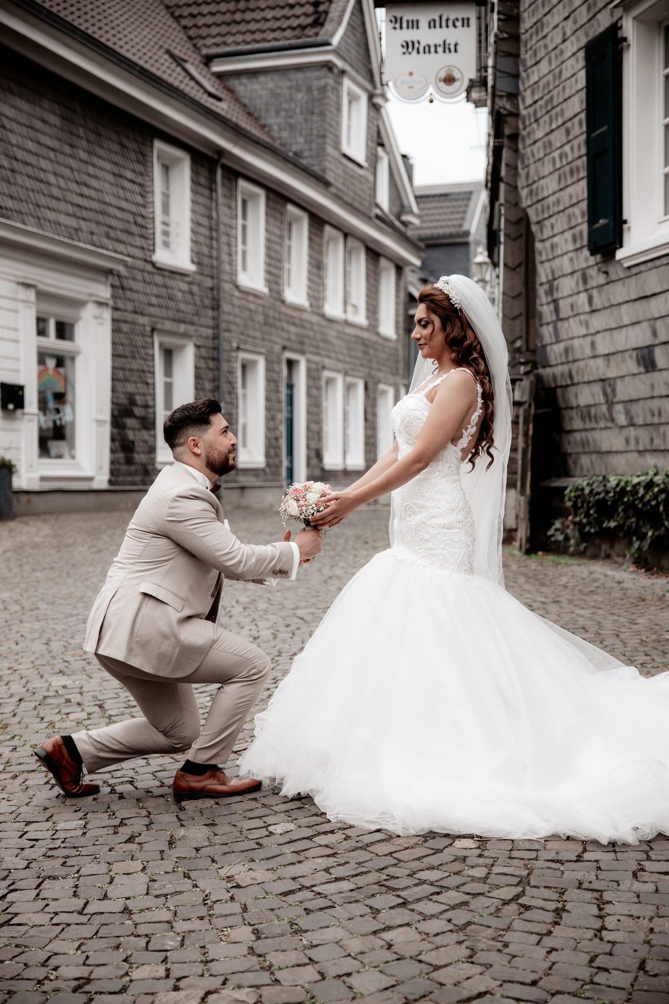 Velbert-Langenberg Hochzeitsfoto von Özge und Ufuk in der Altstadt am Alten Markt
