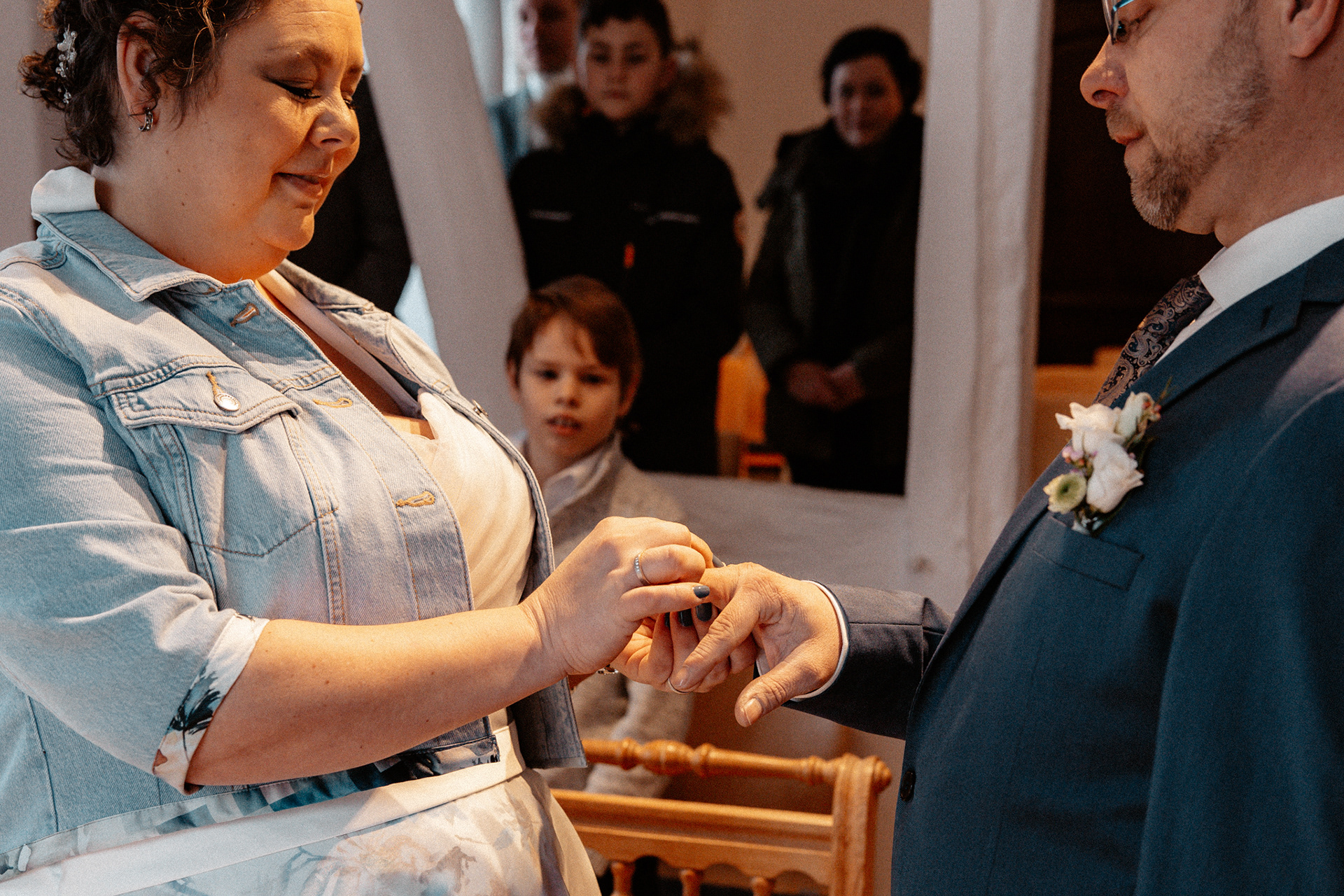 Ringübergabe in der Hochzeitsfotos in der Goldberger Mühle, Mettmann