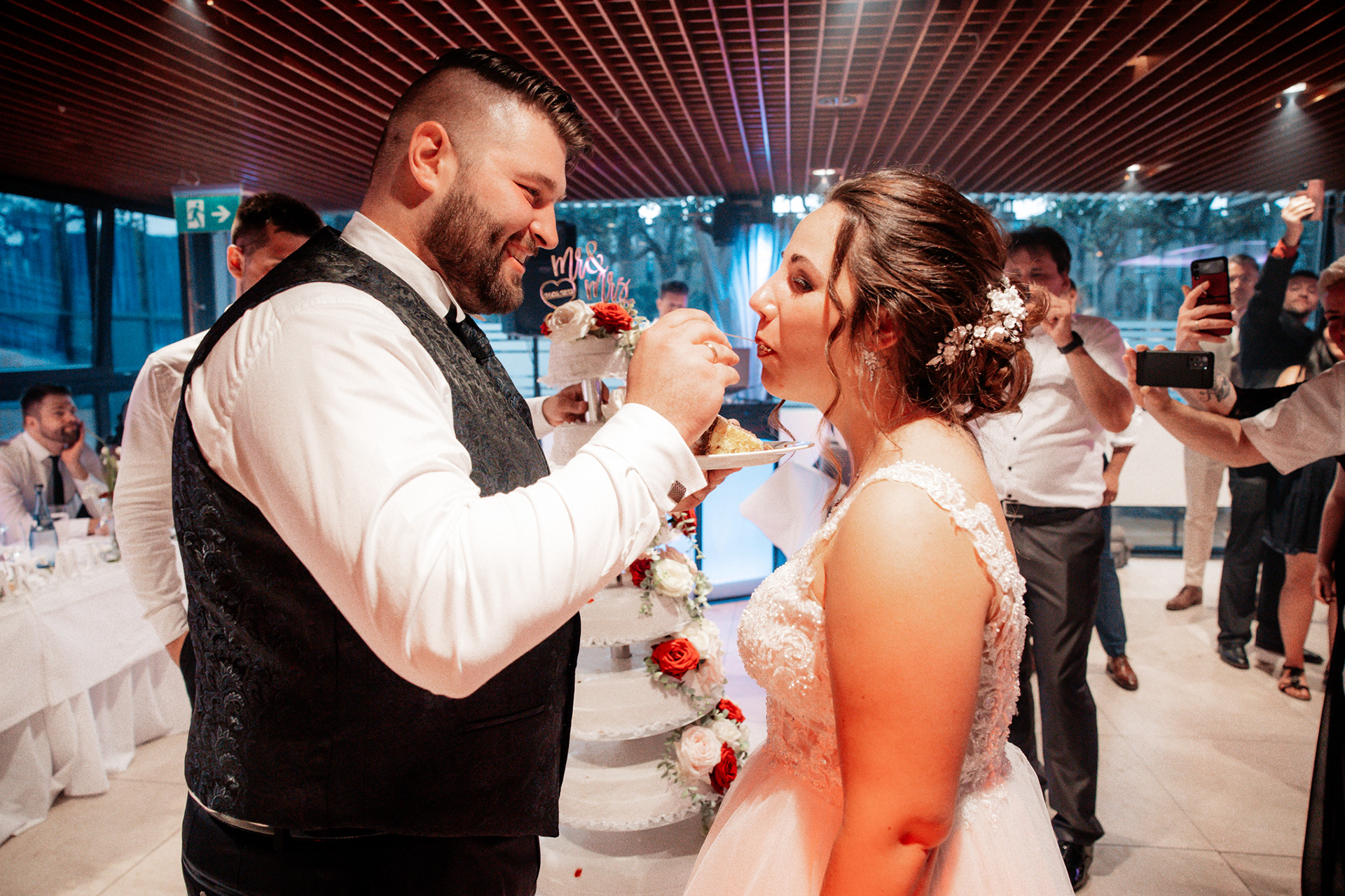 Denise und Michael schneiden ihre Hochzeitstorte an – erster Biss in der Europahalle Castrop-Rauxel.