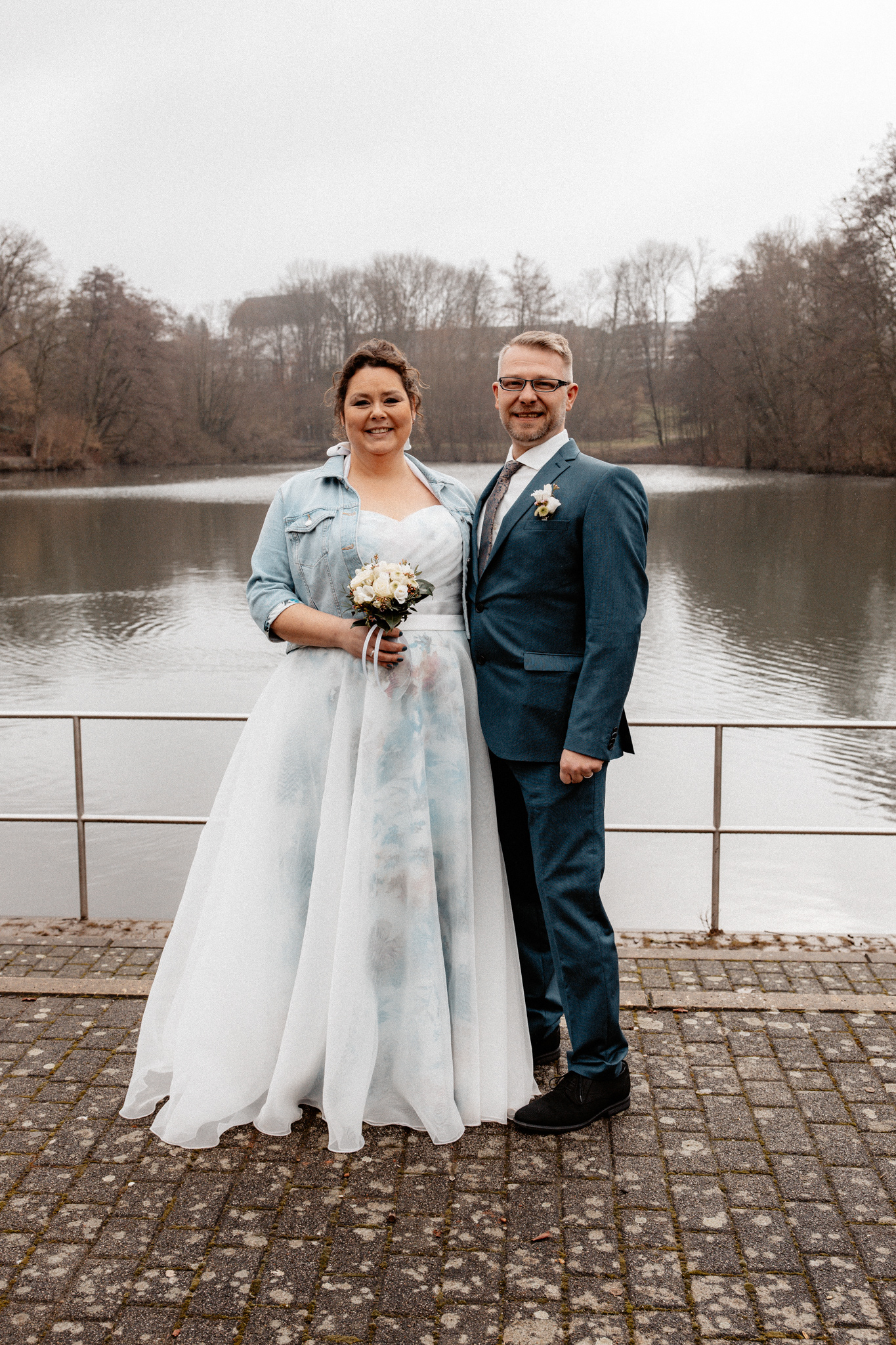 Hochzeitsfoto von Claudia und Sven vor einem See in Mettmann.