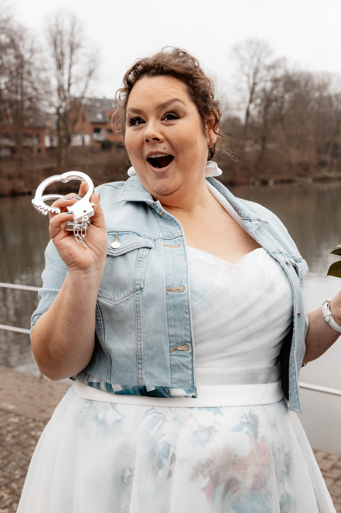 Cladia mit Wedding-Handschellen