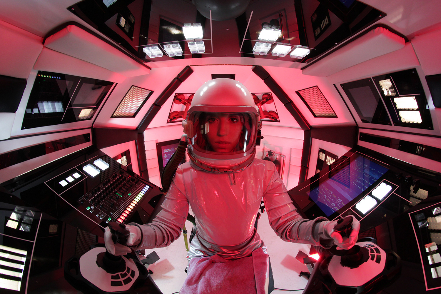 Full spaceship cockpit set design and construction