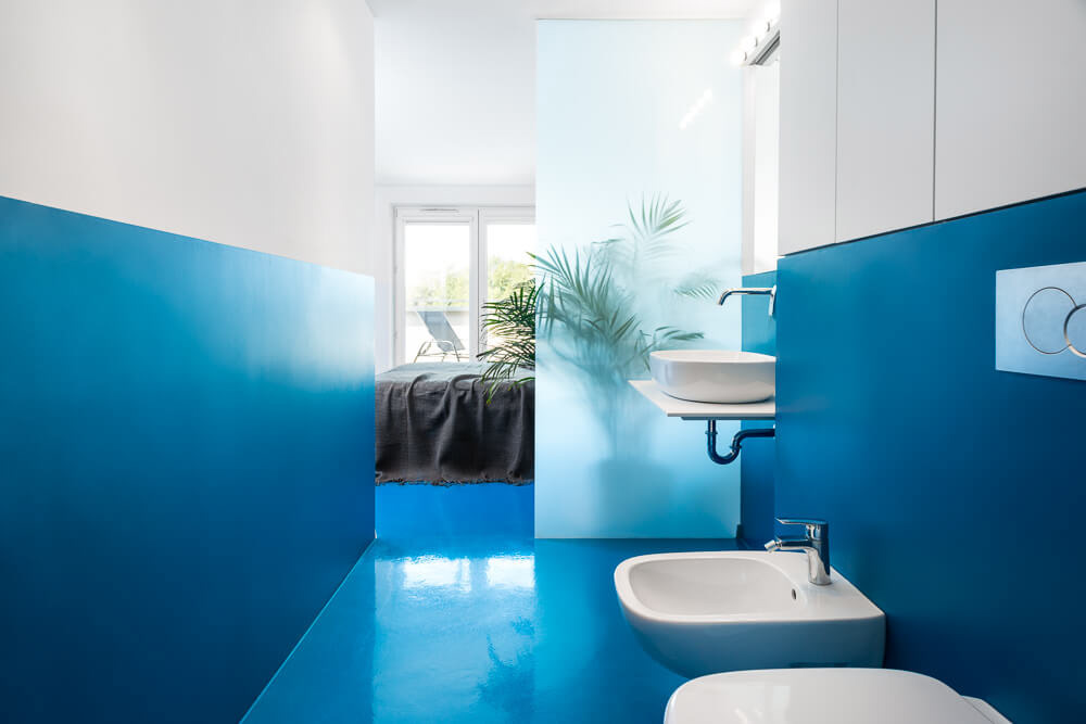 niebieska łazienka na Nowej Hucie - sesja wnętrzarska dla Kropka Studio 
