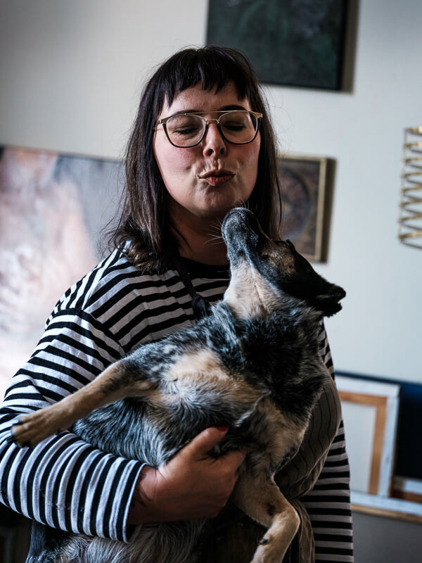 Paulina Karpowicz z Fantą wswojej pracowni 