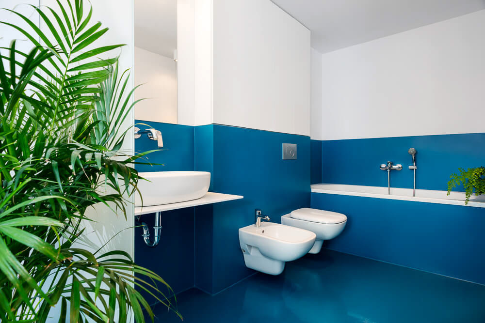 niebieska łazienka na Nowej Hucie - sesja wnętrzarska dla Kropka Studio 