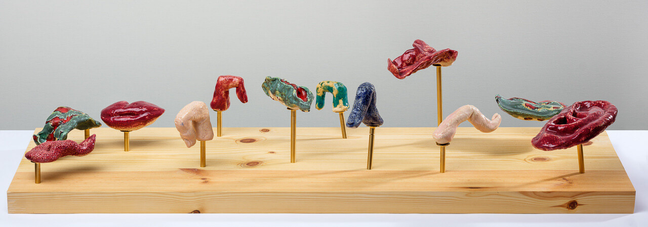 Paulina Stasik “Organizm” / 2019, podstawa: 29 x 90 cm, wysokość: 16 cm, rzeźba