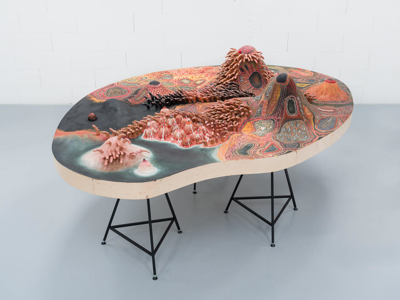  Jakub Ziółkowski "The Nest / Gniazdo" / 2021, 120 x 250 x 185 cm,  technika mieszana, olej, brokat na płótnie