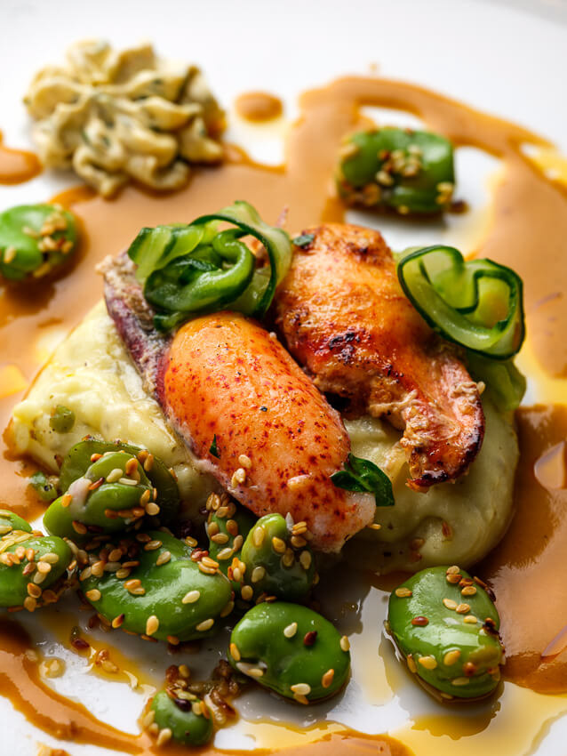 homar w maśle Cafe de Paris z puree ziemniaczanym