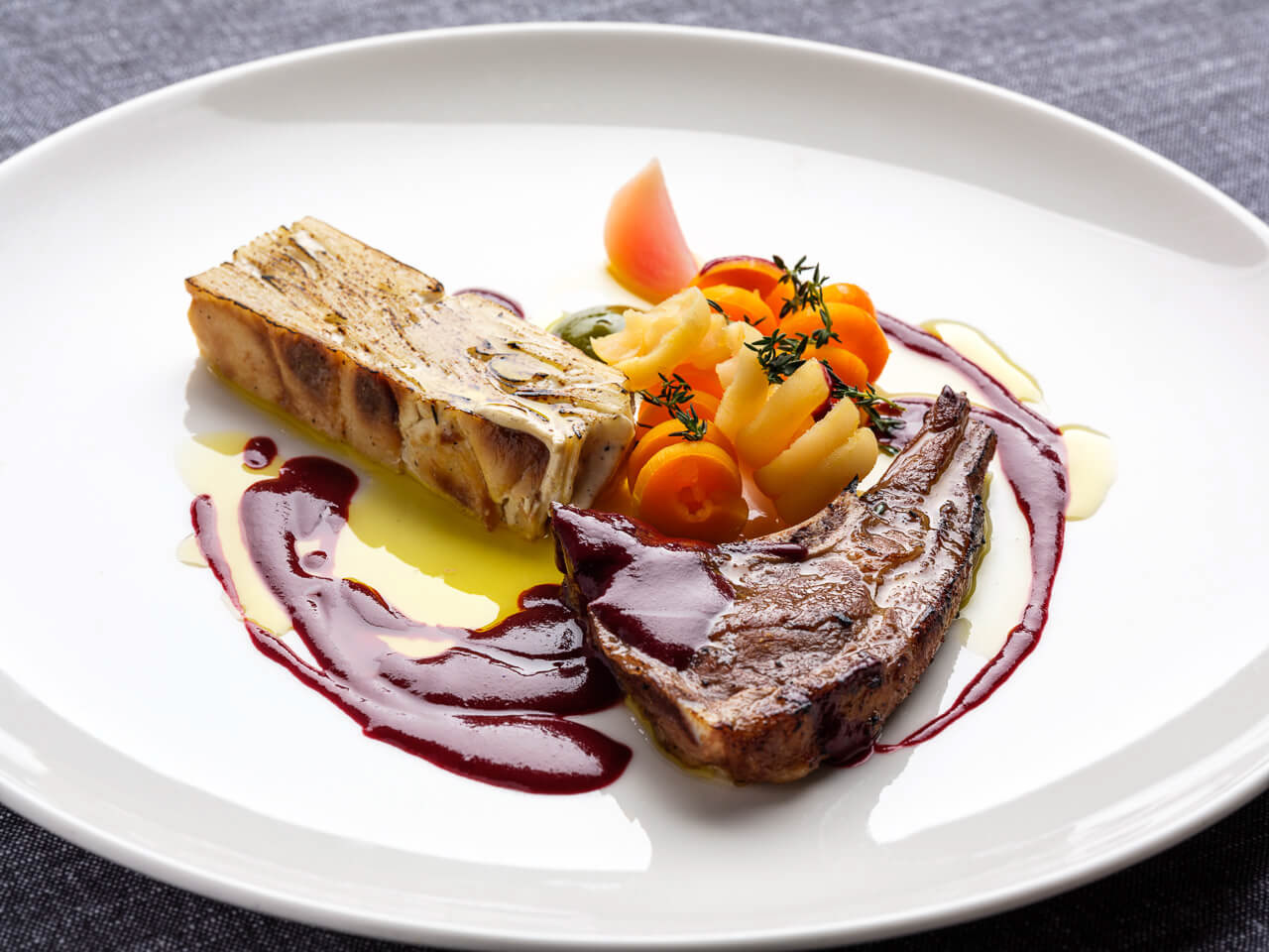 comber jagnięcy w ziołach z marchewką glazurowaną w soku z pomarańczy