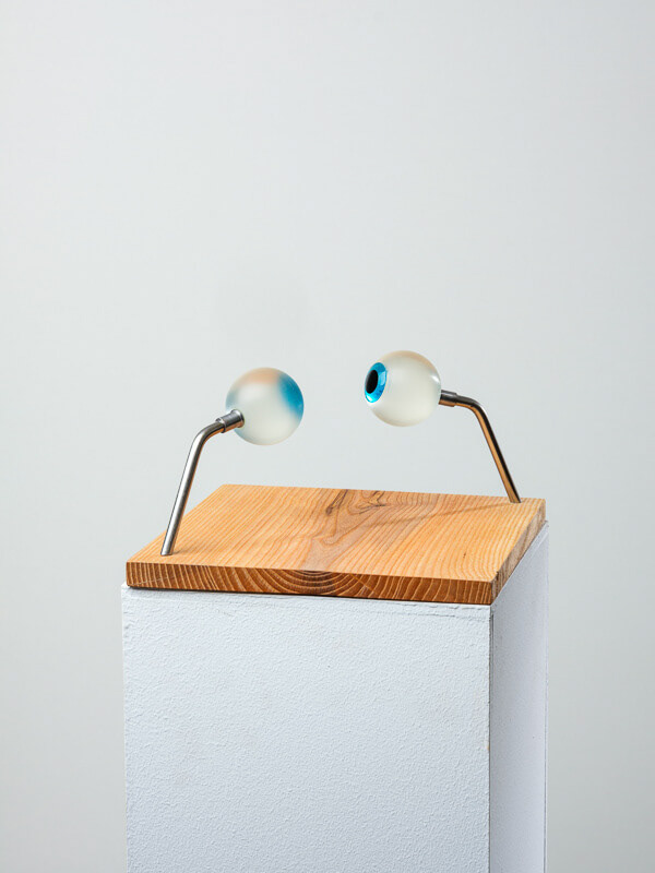 Paulina Stasik “Oczy” / 2019, podstawa: 25 x 25 cm, wysokość: 12 cm, rzeźba