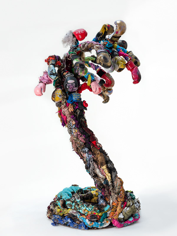 Hyon Gyon "A Chain of Struggles / Łańcuch Zmagań", 260x160 cm, mixed media, 2018