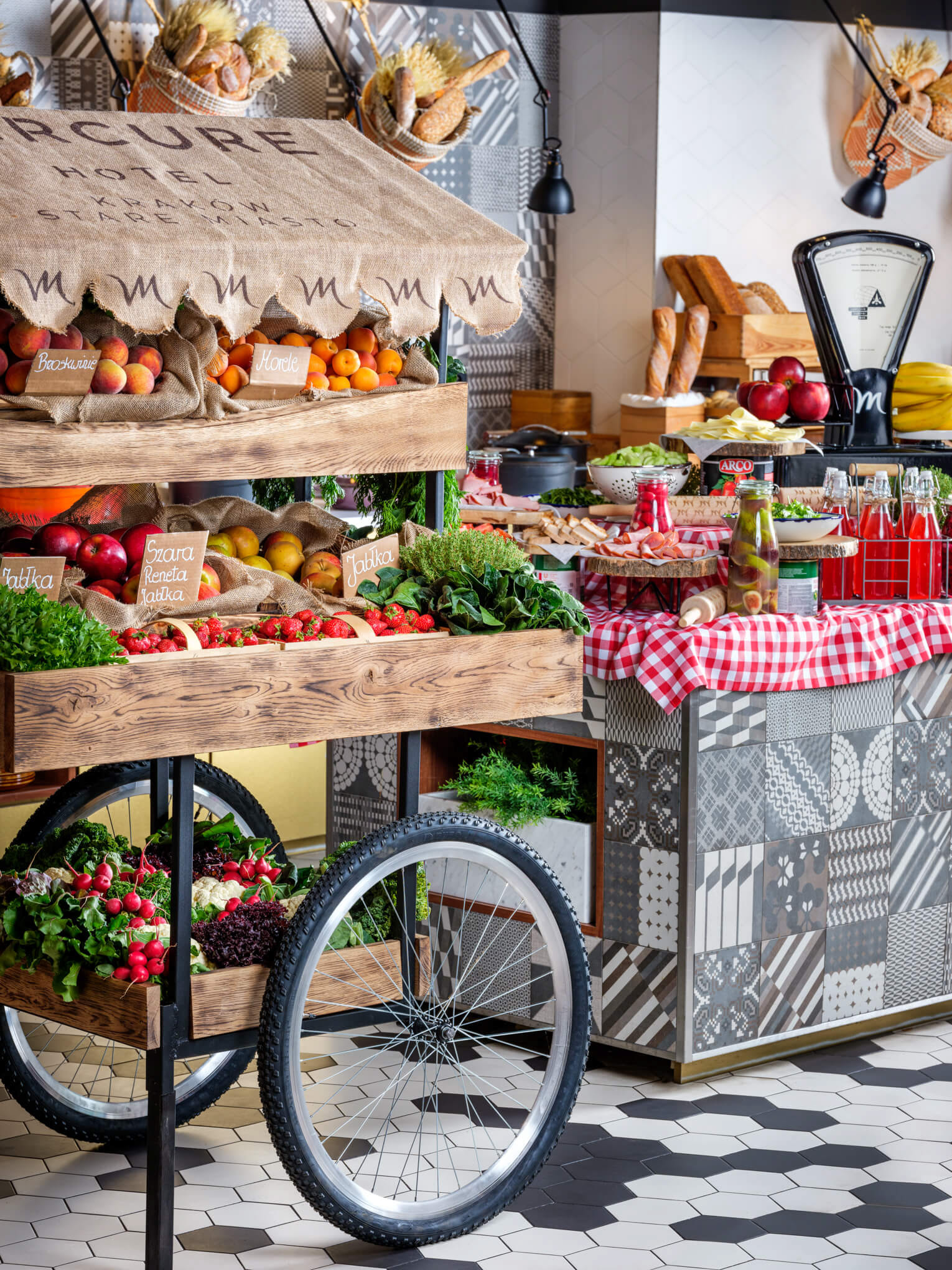 bufet śniadaniowy w hotelu Mercure stare Miasto w Krakowie
