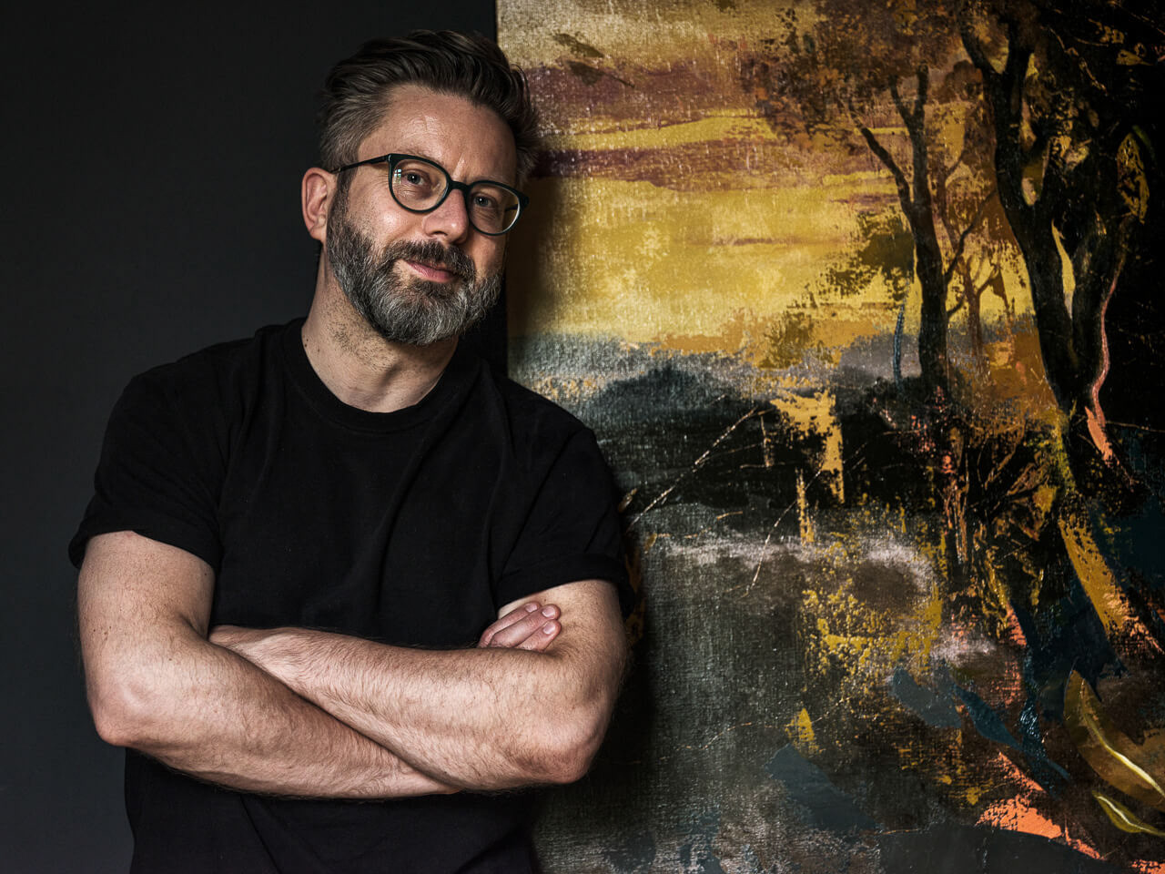 Jan Szczepkowski na swojej wystawie w sanockiej galerii BWA