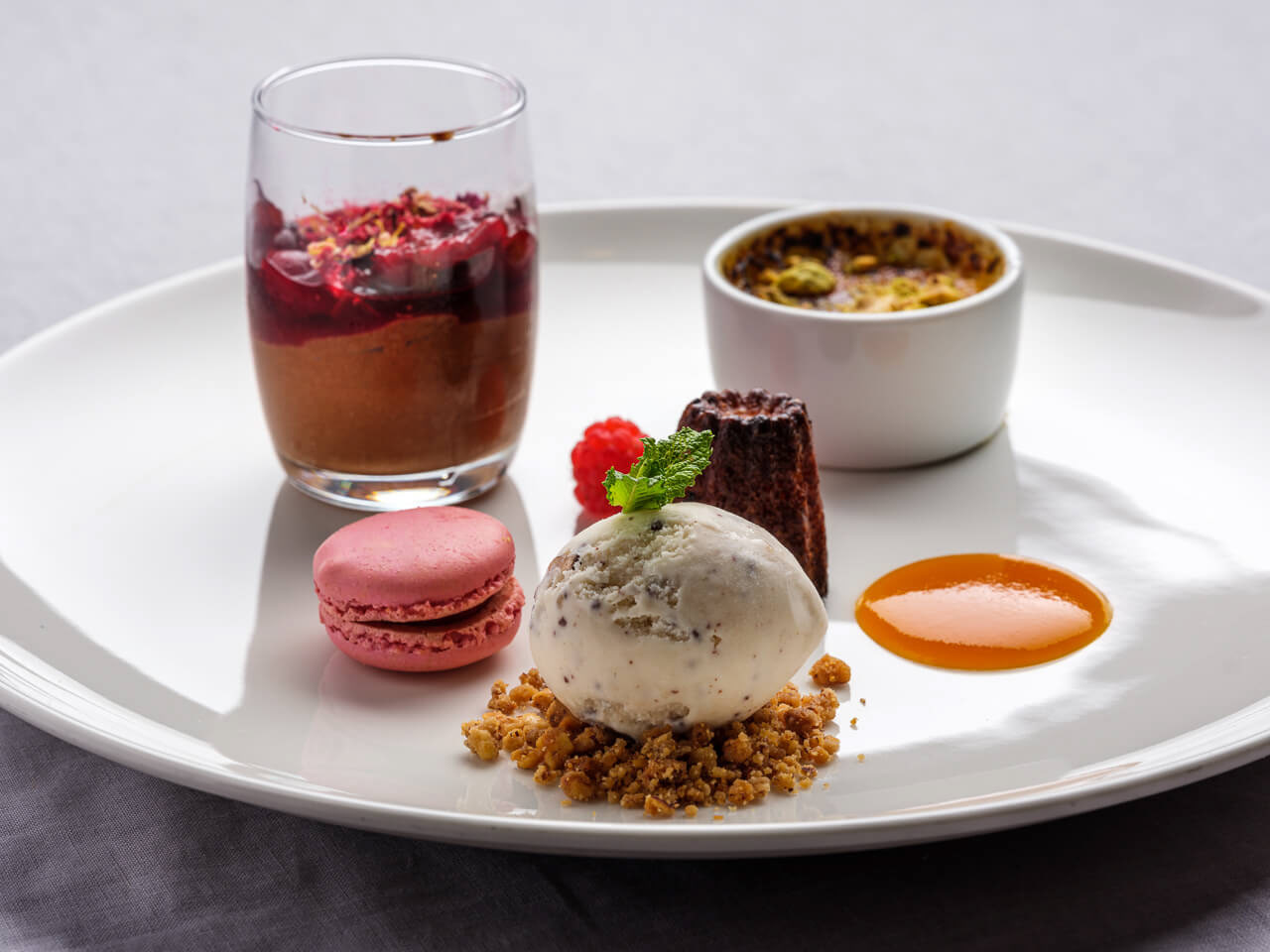 desery kuchni francuskiej - makaronik, canneles bordelais, creme brulee i mousse au chocolat