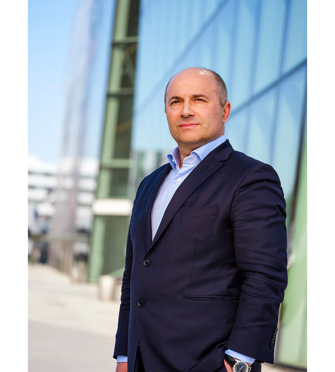 sesja portretowa dla CEO - mężczyzna w garniturze na tle architektury w Krakowie